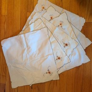 New set of 6 high quality 100% cotton embroidered napkins with scalloped edge